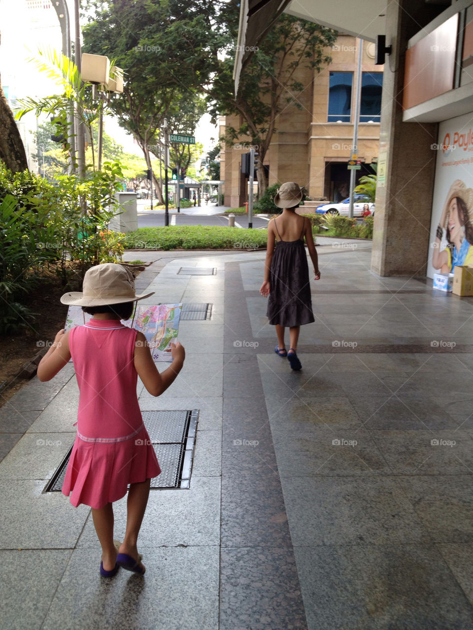 singapore walking girls tourist by pihcho