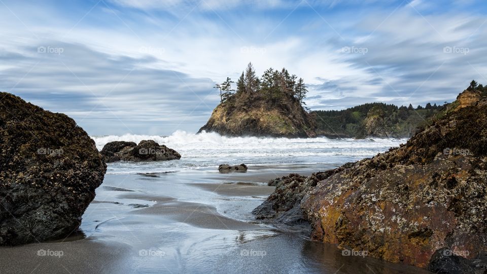 Wave splashing on seashore