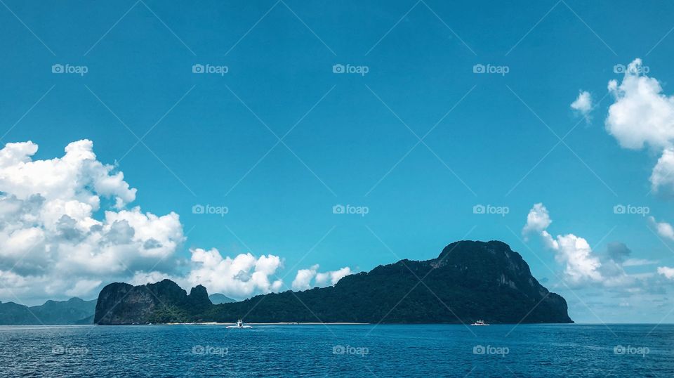 This huge island has been known to many as the Helicopter Island because of its shape- I mean, it's quite evident in this photo though. Once you step foot on this fine white sand, you'll never want to go back.
📍El Nido, Palawan, Philipines