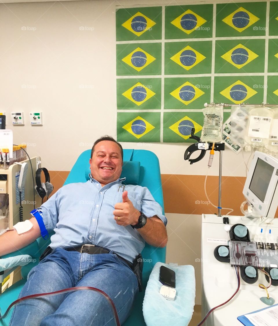 Yeahh! Estou doando sangue, assistindo a vitória do Brasil na Copa do Mundo por 2x0 contra o México. Solidariedade durante a World Cup Rússia 2018.