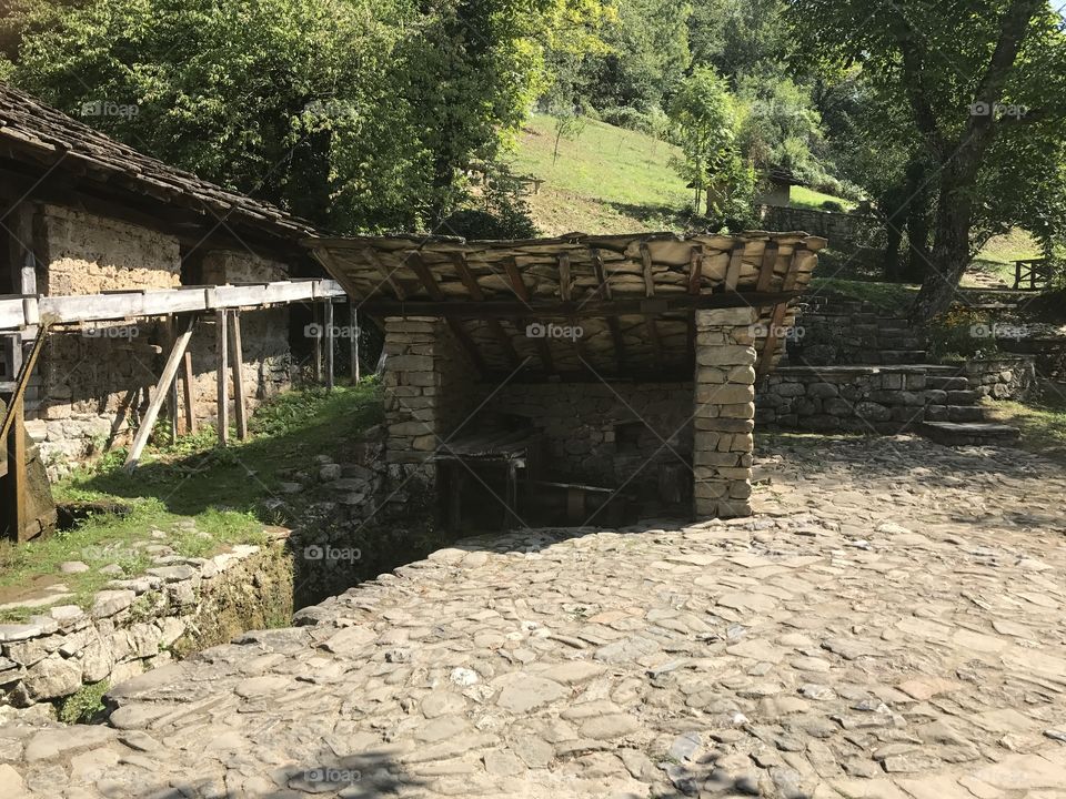 It presents the Bulgarian customs, culture and craftsmanship. It spans over an area of 7 ha and contains a total of 50 objects, including water installations and houses with craftsmen's workshops attached. As a whole, the complex's goal is to illustrate the architecture, way of life and economy of Gabrovo and the region during the Bulgarian National Revival.