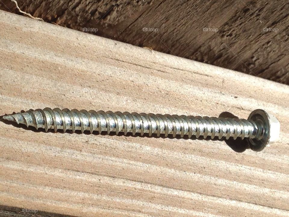 Screw on wood