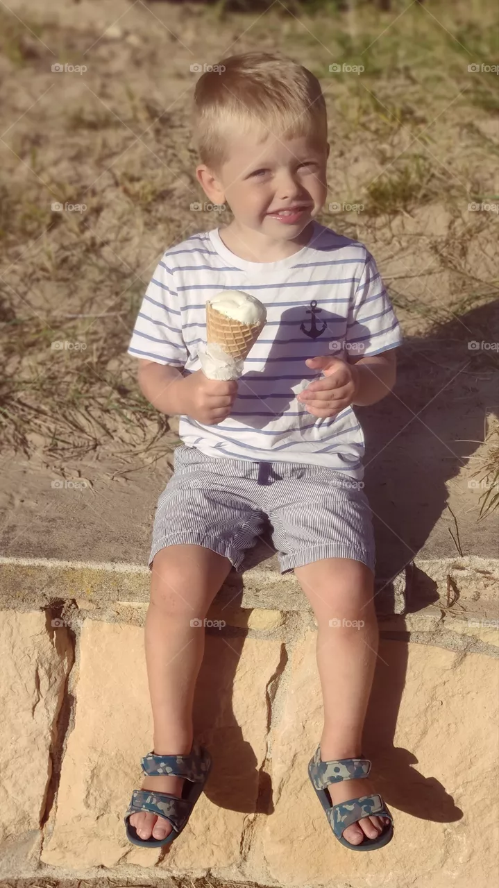 Kid and the icecream