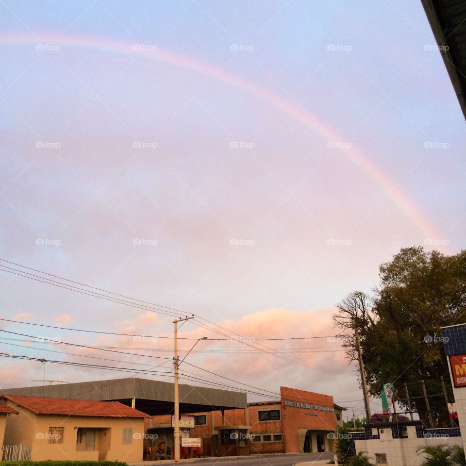 Depois de um amanhecer chuvoso, aqui está o arco-íris embelezando o céu da quinta-feira.