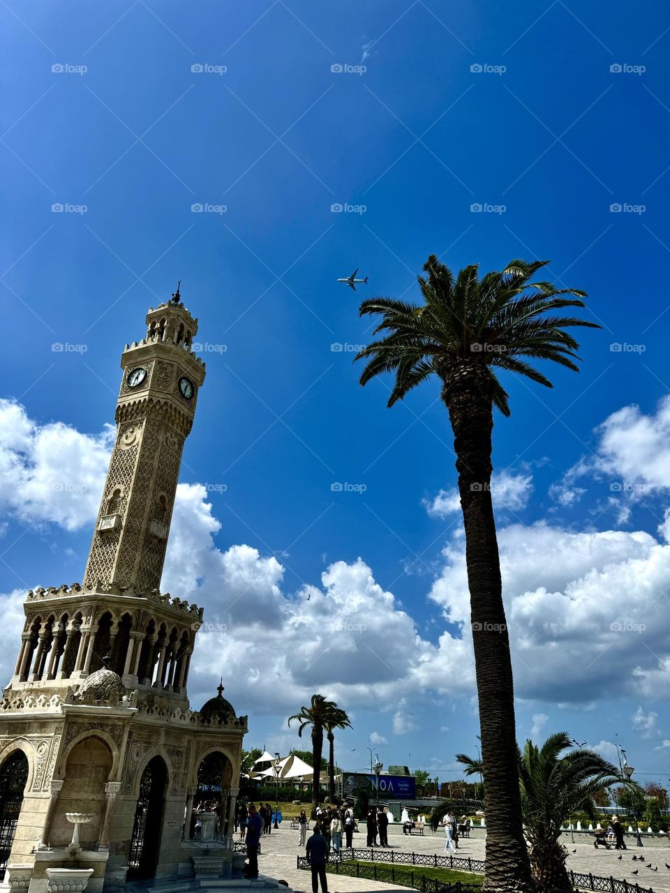 Измирская часовая башня - историческая
башня с часами, расположенная на площади Конак в одноимённом районе города Измир (Турция).