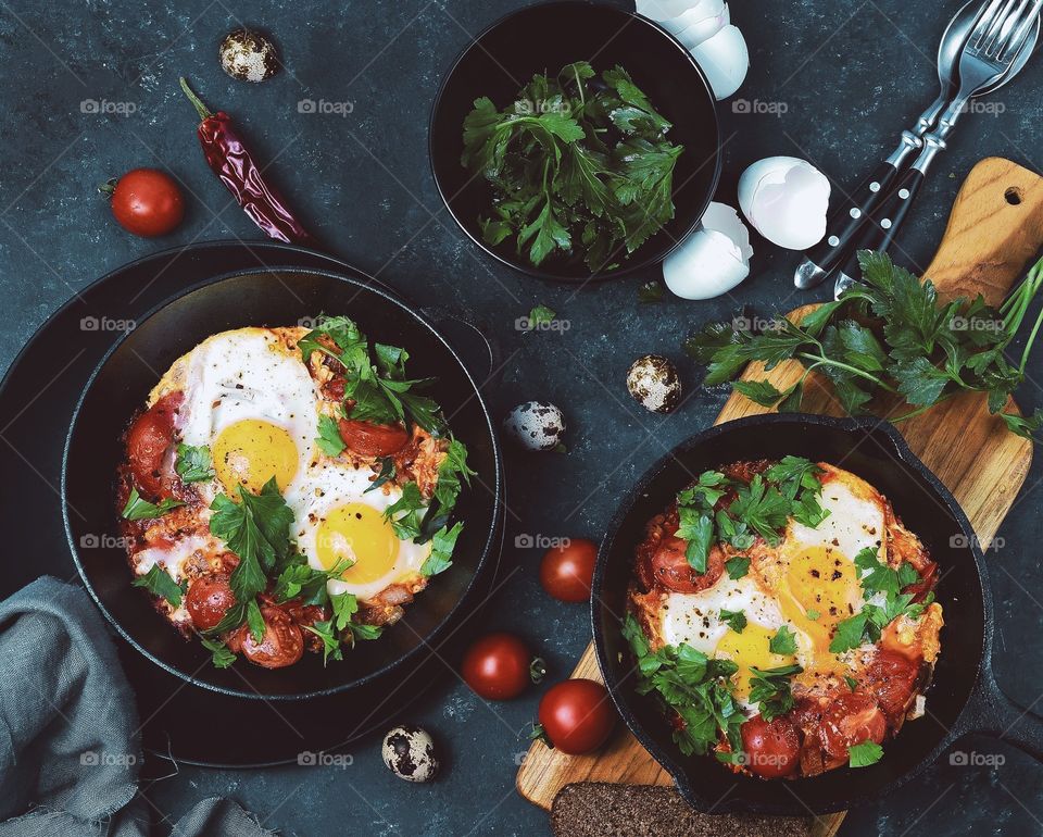 fried eggs with tomato breakfast