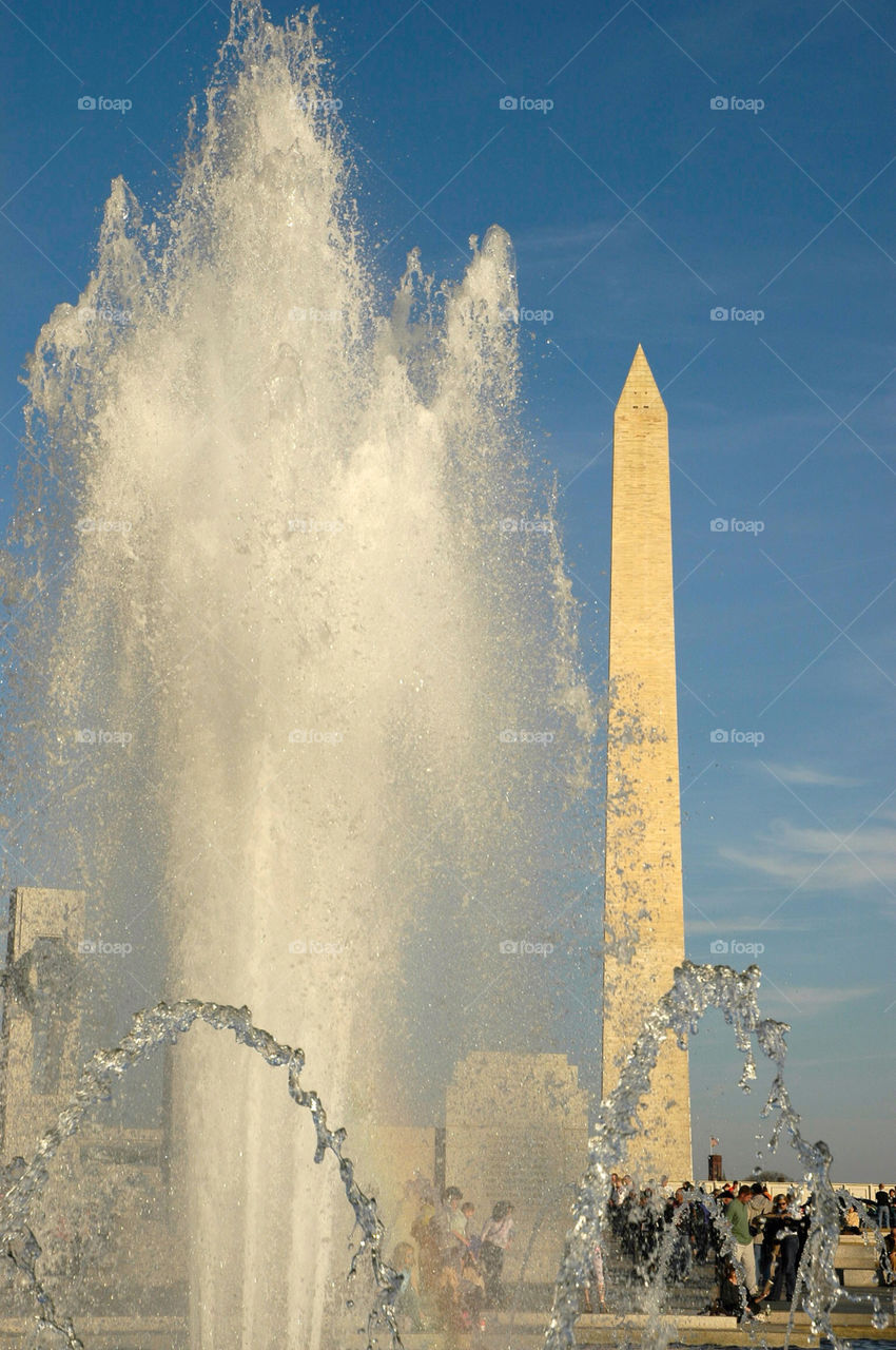 The Washington Memorial set against the fountain at the World War II