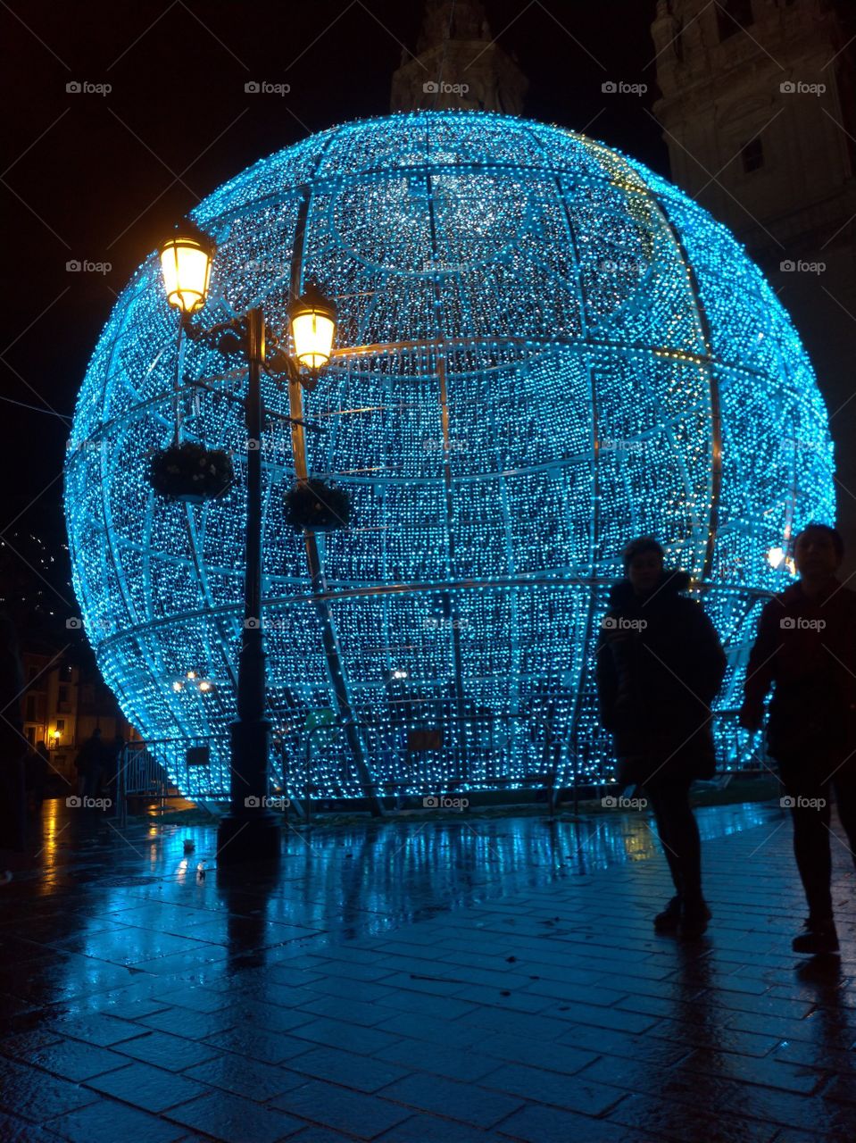 Gran bola de Navidad con luces azules