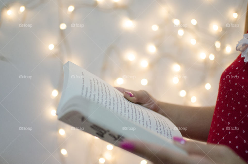 somando reading a book against lights