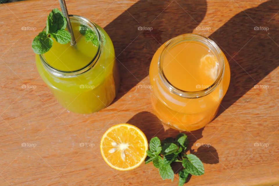 Fresh and light juices refreshing the summer sun's shade.