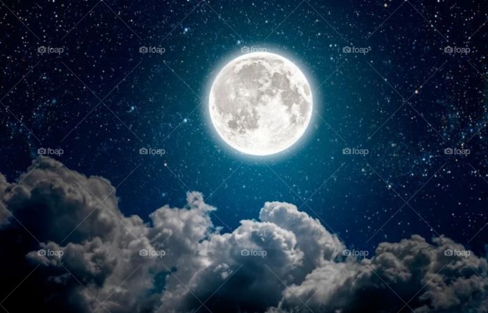 noche de luna y un cielo estrellado