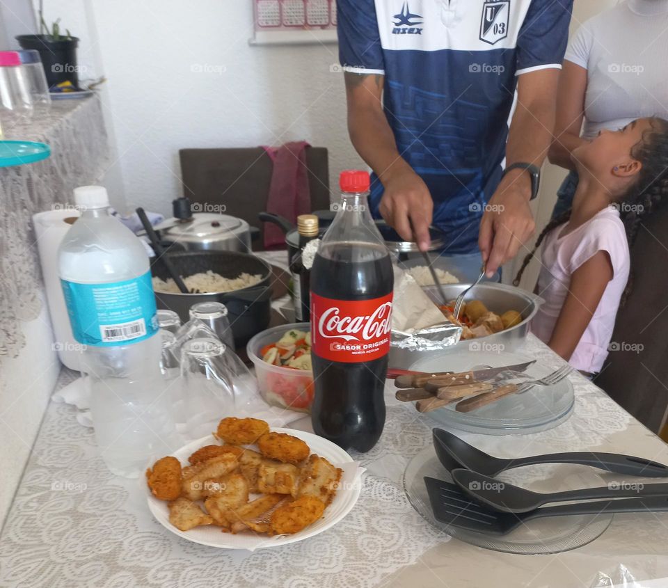 Almoço em familia. Reunir a família em torno da mesa, para compartilhar refeições,  fortalece os laços fami e, podem ter impactos positivos  na saúde  como um todo