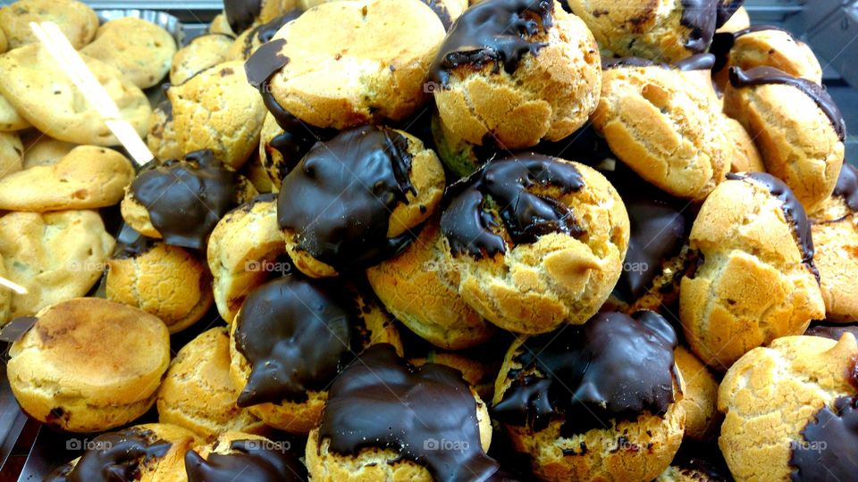 Bolinhos com chocolate.