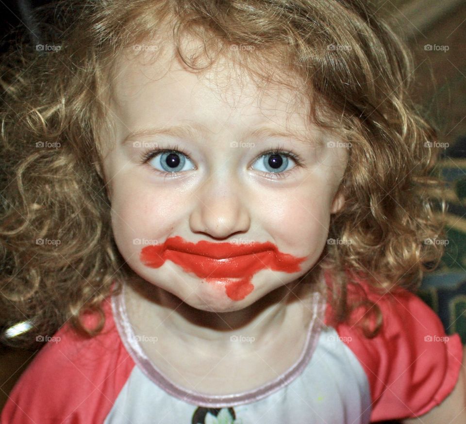 Baby puts on lipstick when mom not watching - all over bottom of face