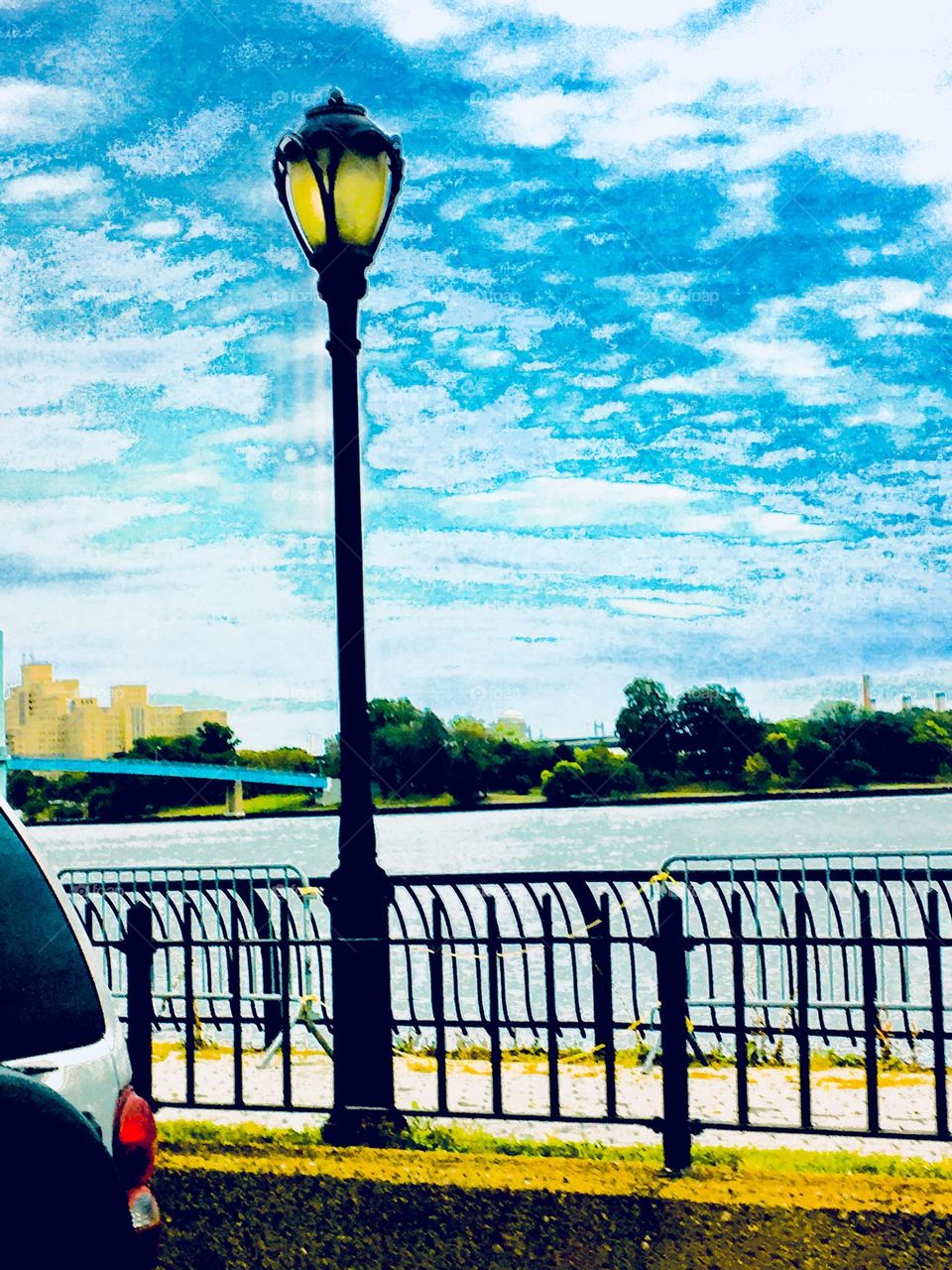 An old fashioned street lantern on the boardwalk along the shore of the East River on the Brooklyn side. Initially I got lost frequently on my way to the new neighborhood in Queens. More photo opportunities. 2018. Hypnotic Productions