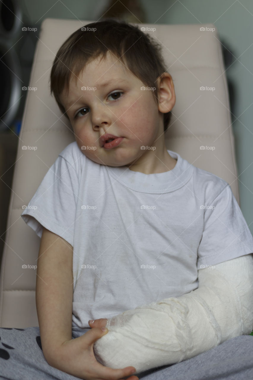 Boy with a broken arm