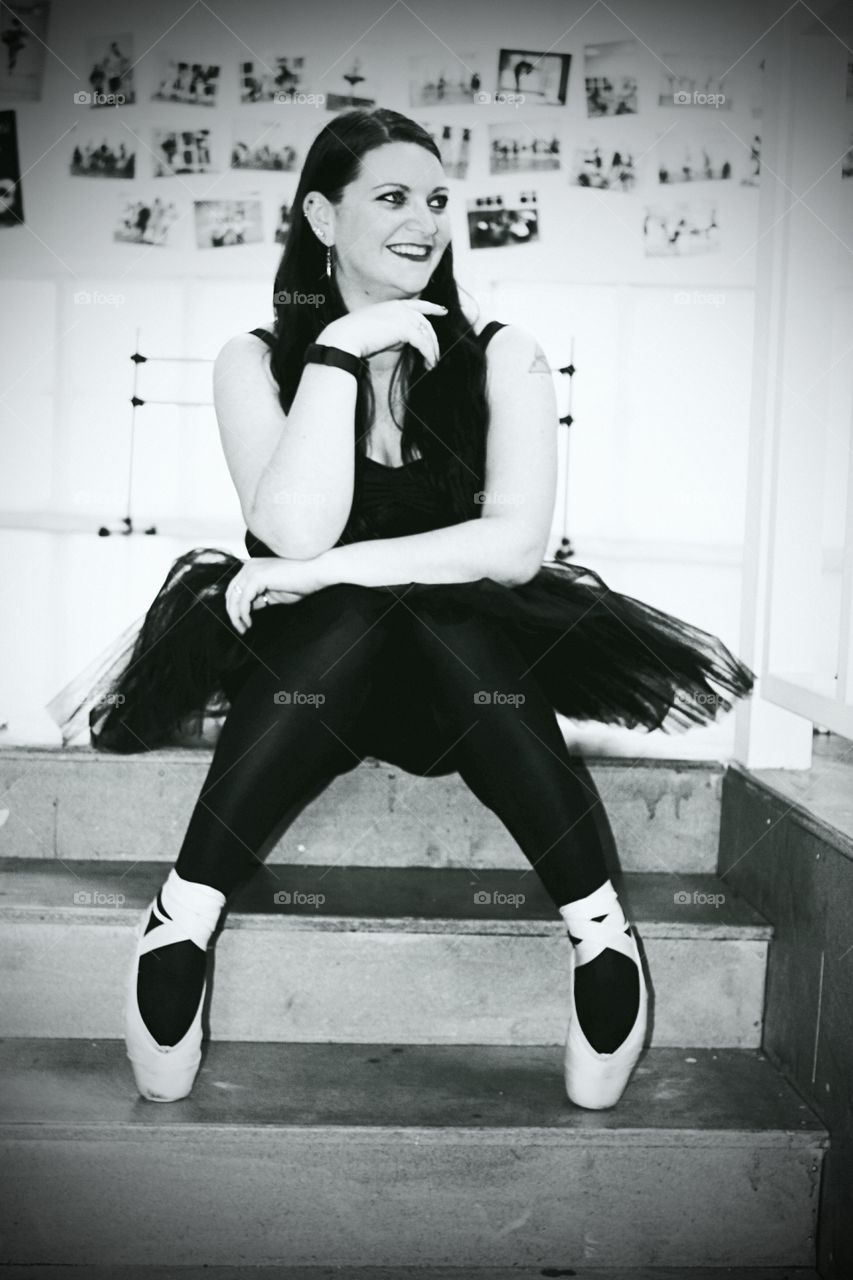 Ballet dancer sitting on step