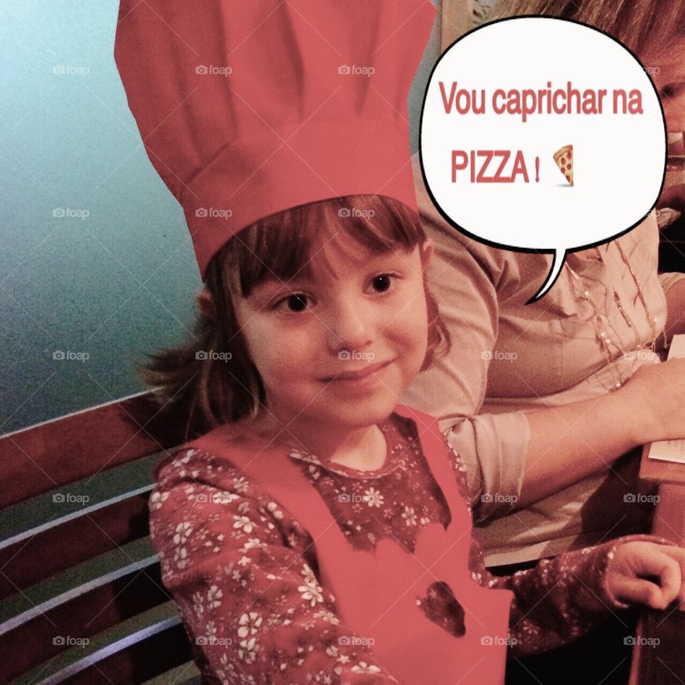 Uma deliciosa brincadeira: fazer pizza de verdade! É muito bom ser criança... não é?