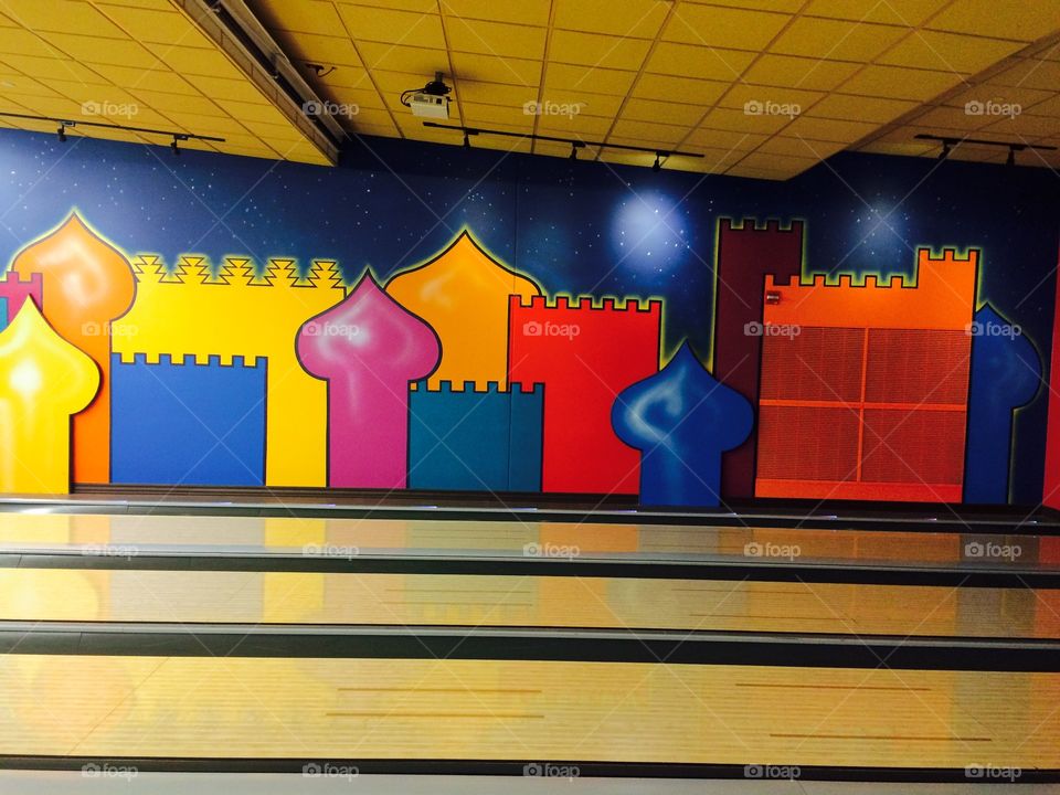 Bowling alley wall