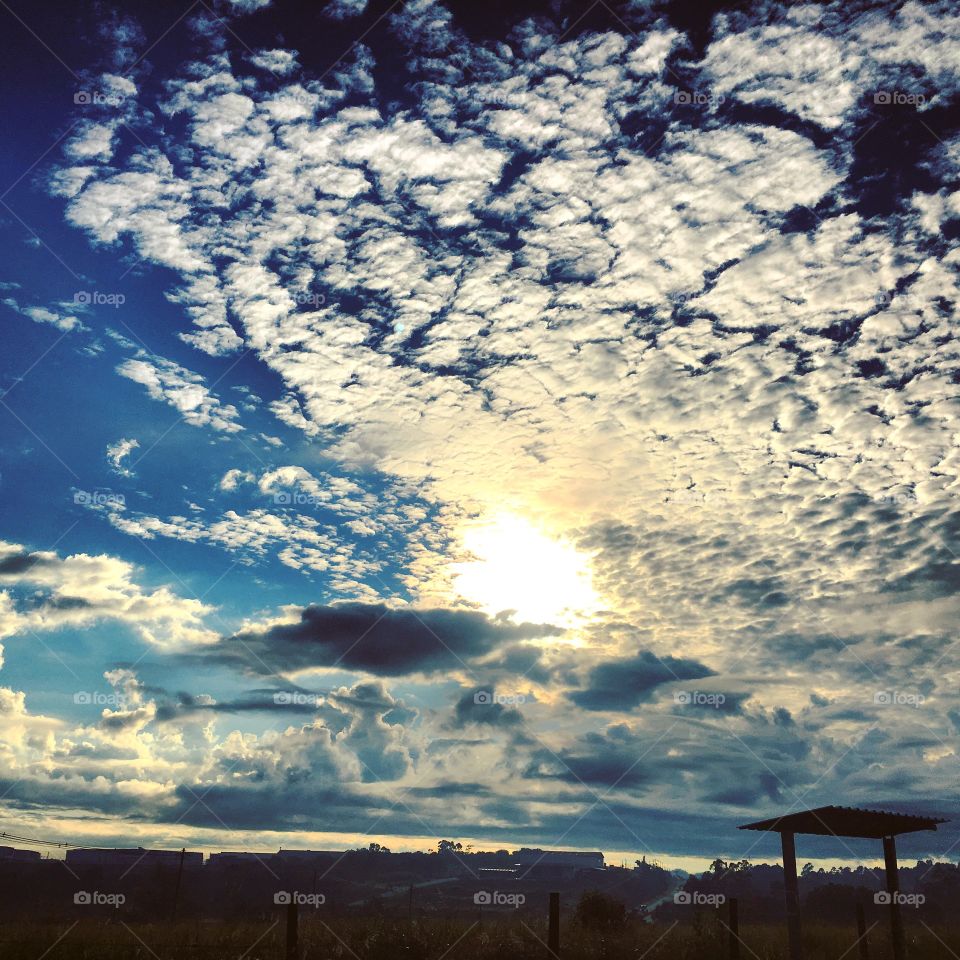 O #sol e as #nuvens resolveram pintar o #céu. 
Cores da semana que se inicia.
⛅️ 
#morning
#paisagem
#fotografia
#natureza