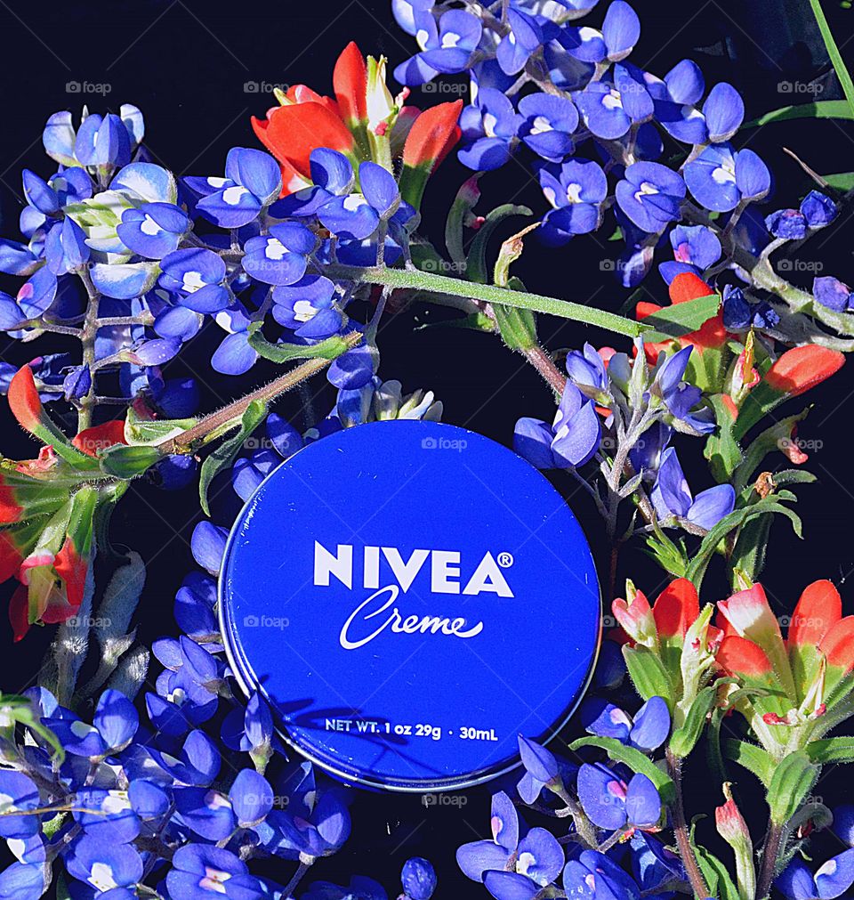 Nivea hand cream leaves your hands ready to work immediately after application. It protects and restores your skin. It quickly absorbs into the skin to restore lost moisture