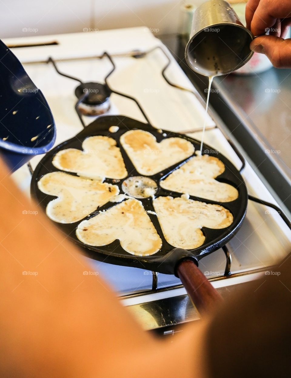 Making heartshaped pancakes 
