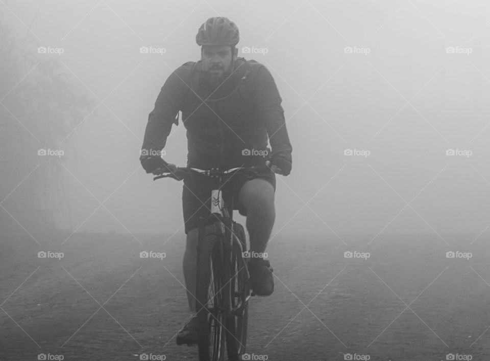 Atleta praticando esporte em dia de neblina.