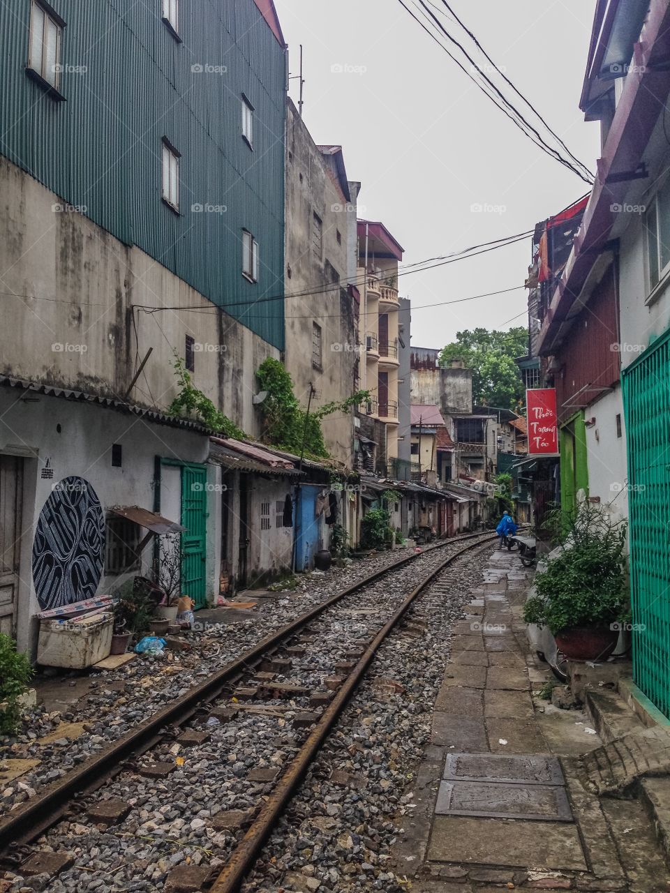 In Hanoi the train pass through the houses