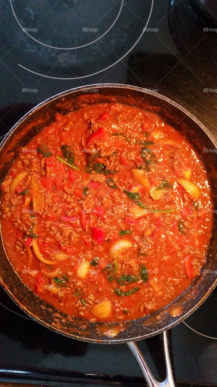 making spaghetti sauce