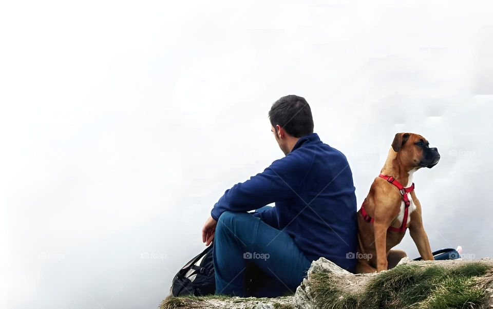 Omul credincios câinelui, și câinele credincios omului, eterna poveste și lege a iubirii. Legătura care ilustrează puterea iubirii, și în mod special puterea prieteniei dintre om și câine.