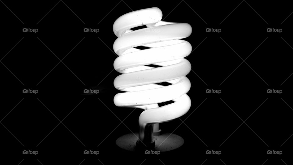 Lâmpada espiral tipo "mola" fluorescente acesa.