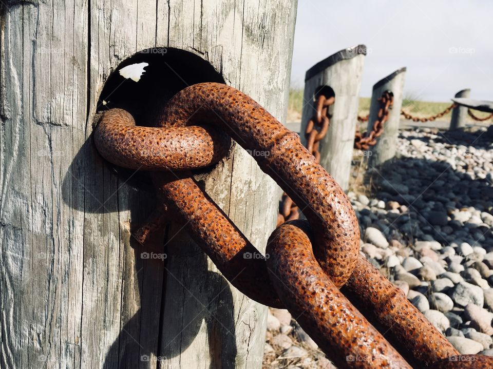 Chain links rusted