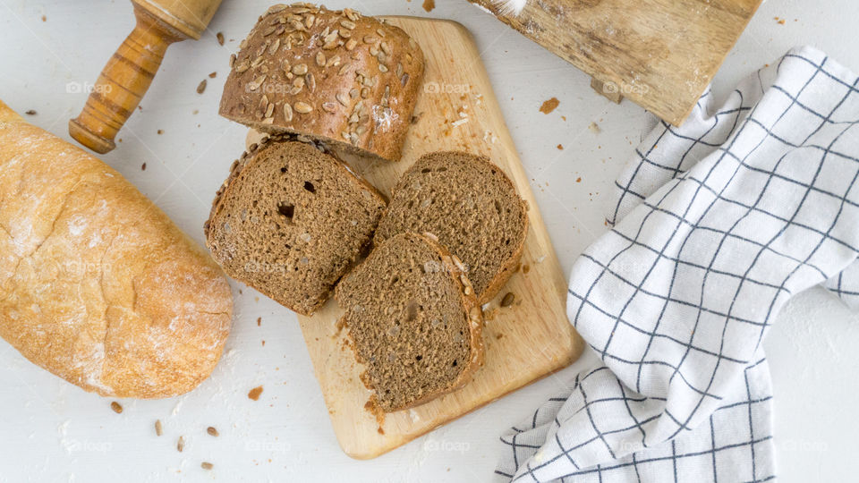 sliced ​​bread on the table