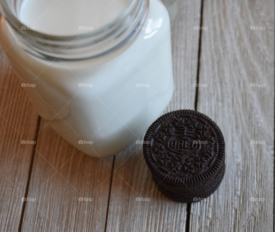 Oero cookies and milk