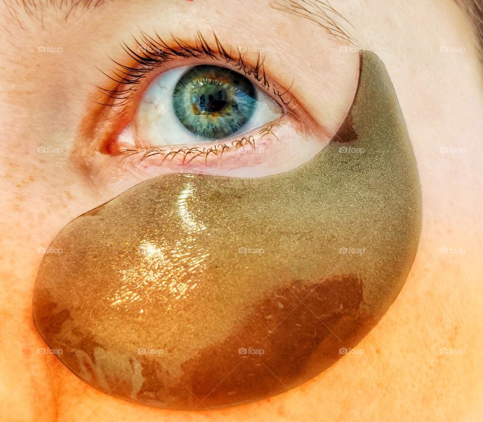 Caring for the skin around the eyes