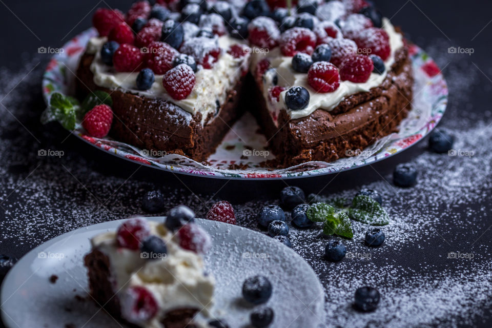 Sugar powder on cake