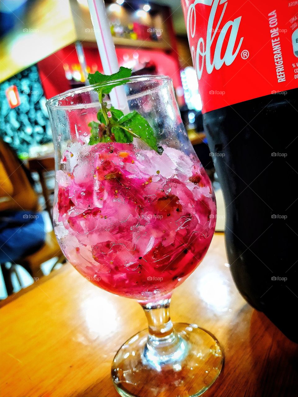 um Drinks sem álcool sabor morango com esse detalhe em folha de hortelã muito suculência