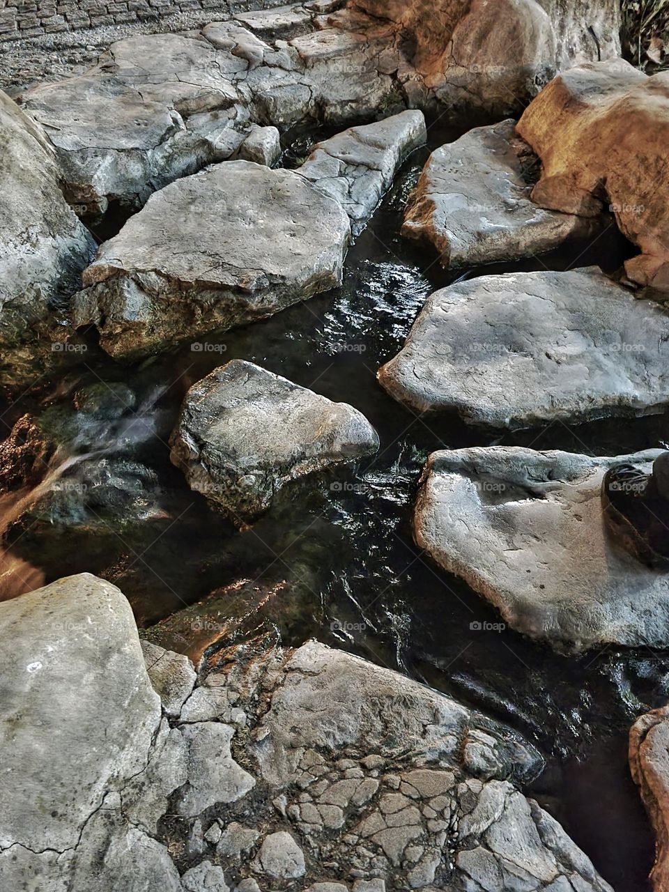 Vântul bate, apa trece, pietrele rămân...