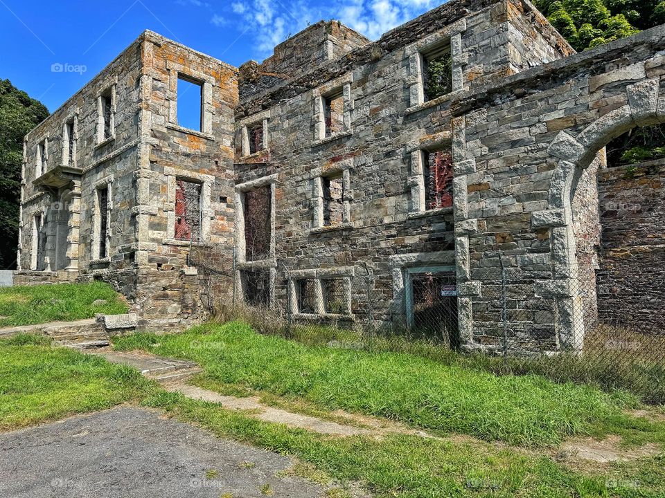 Ruined mansion in Maine