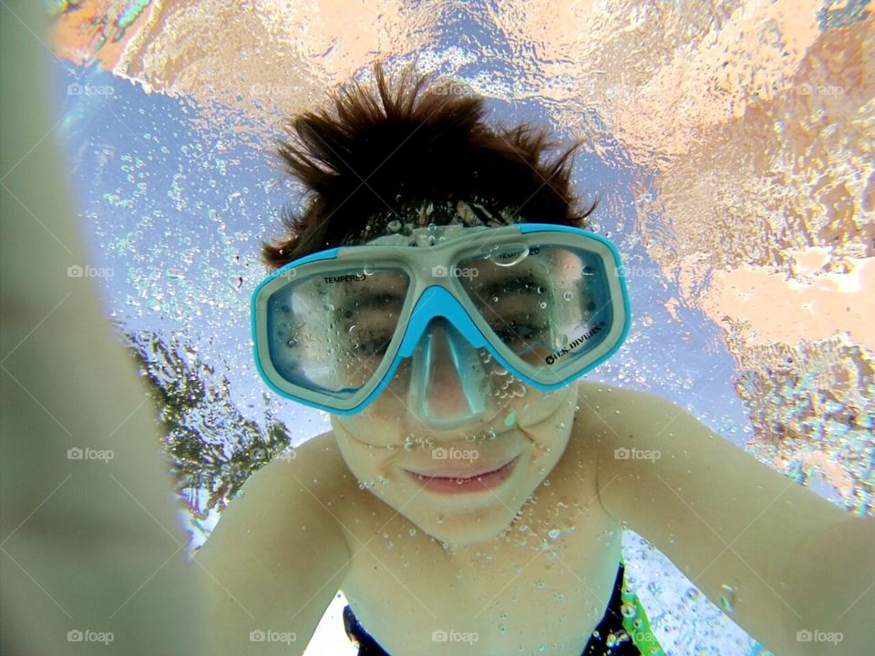 Kid underwater 