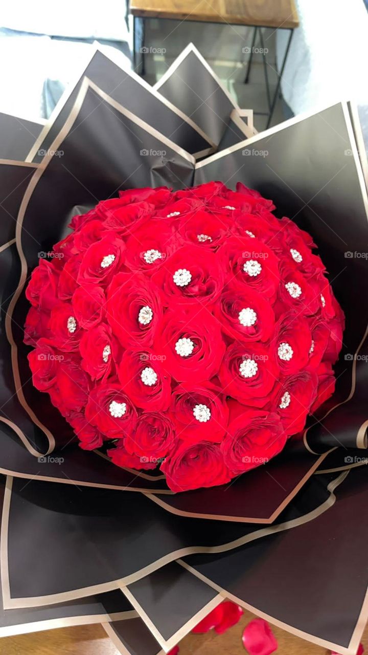 Hermoso ramo de rosas rojas con piedra decorativa brillante