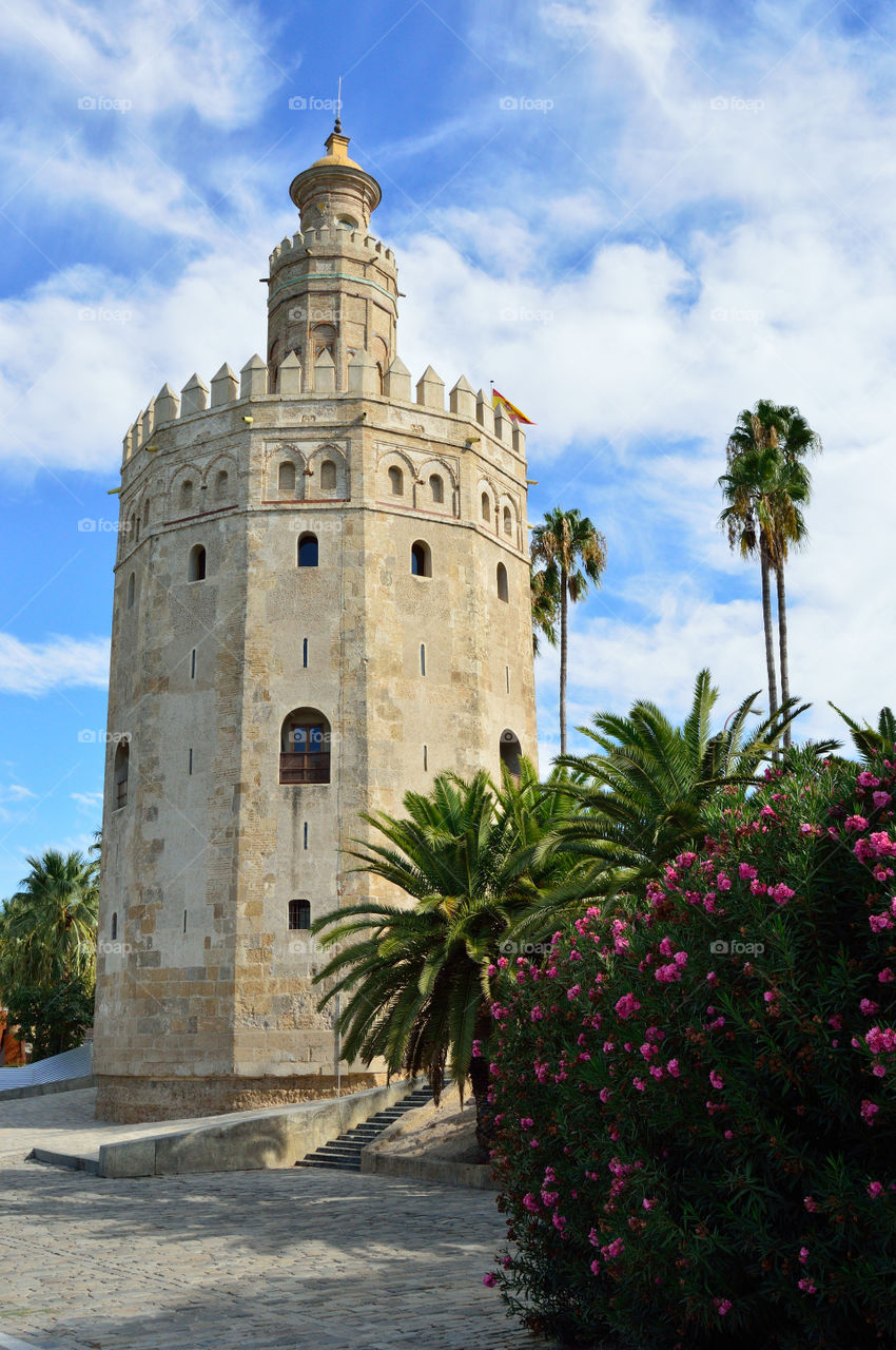 Torre del Oro was built as a  military watchtower to control access to the city of Sevilla by river Guadalquivir.