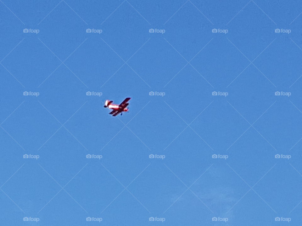Flugzeug Doppeldecker am Himmel