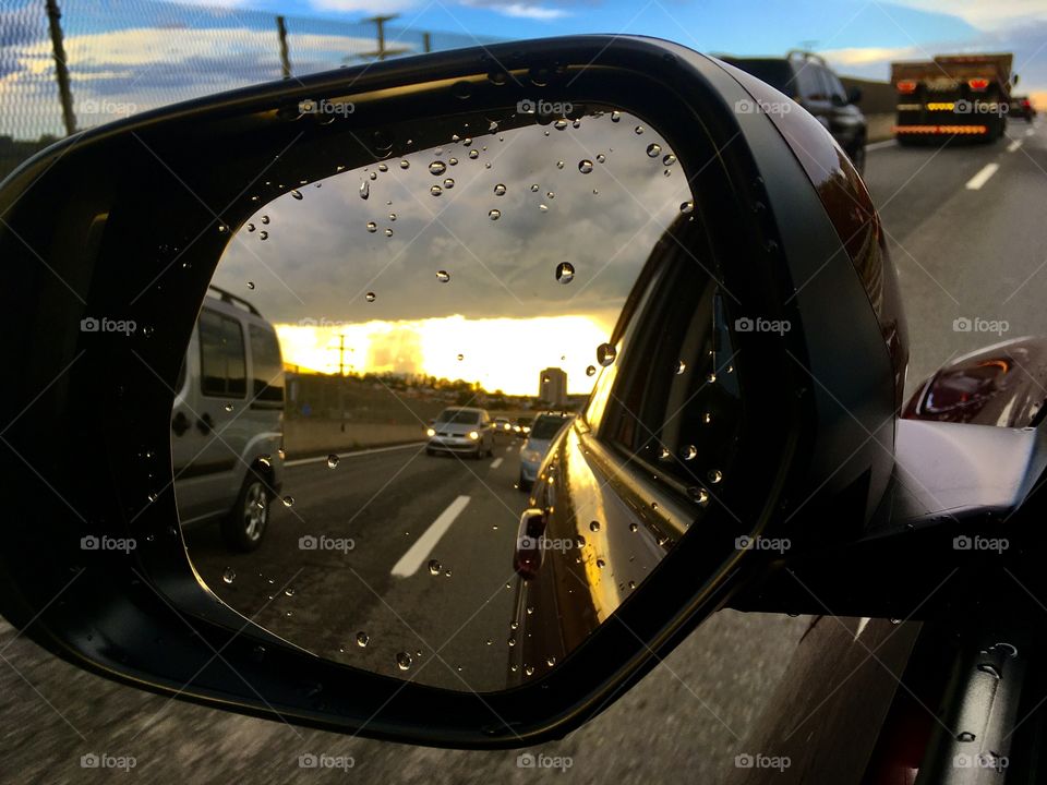 Voltando para casa, deixando a chuva para trás.

Pelo meu retrovisor, vejo metade do céu com nuvens escuras, metade com o sol dando um “alô”.

Ô natureza bonita...