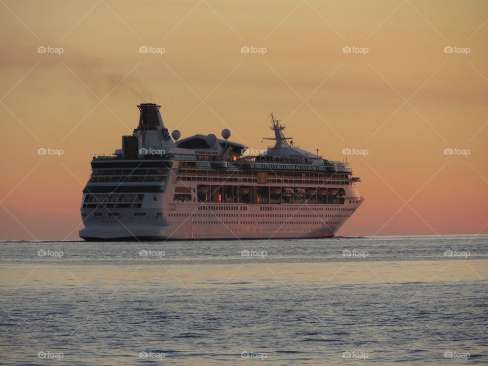 Cruise ship 