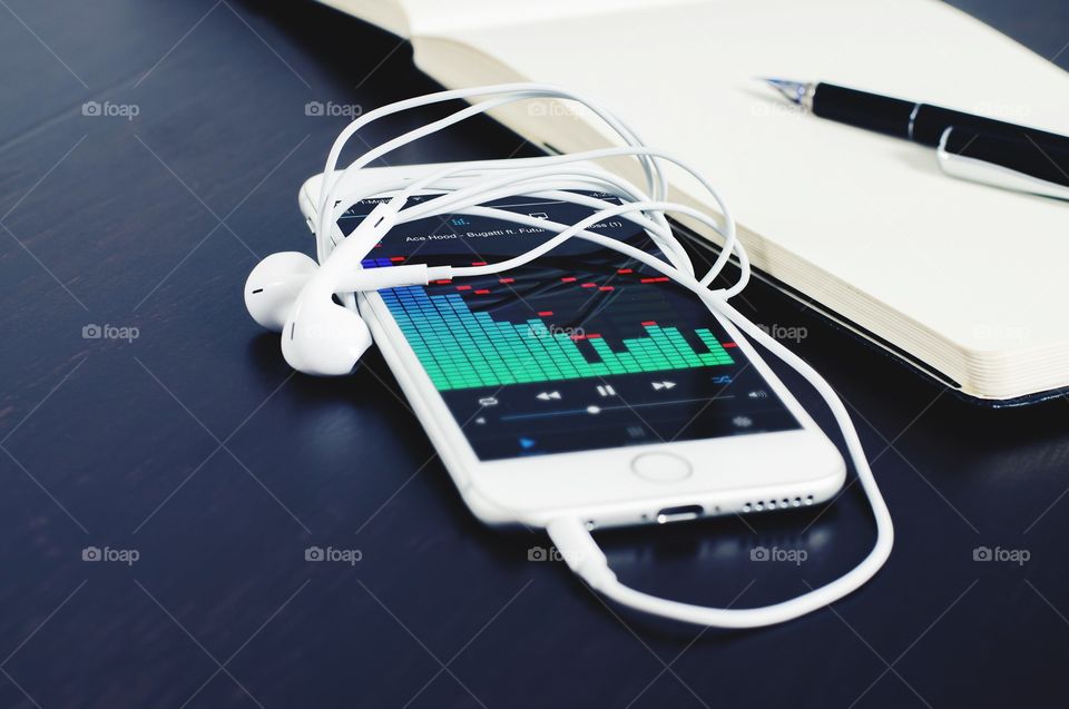 work hard, play hard - play the music to enjoy your life. connect with your apple device !!!