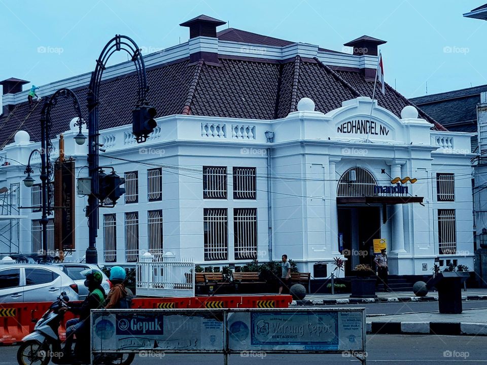 Nedhandel NV Building, On Jalan Asia Afrika Bandung Indonesia, Location is opposite alun alun square Bandung, At corner of intersection jalan asia afrika and jalan cikapundung barat, Now Nedhandel NV buliding is used as The Mandiri Bank Building, Ne