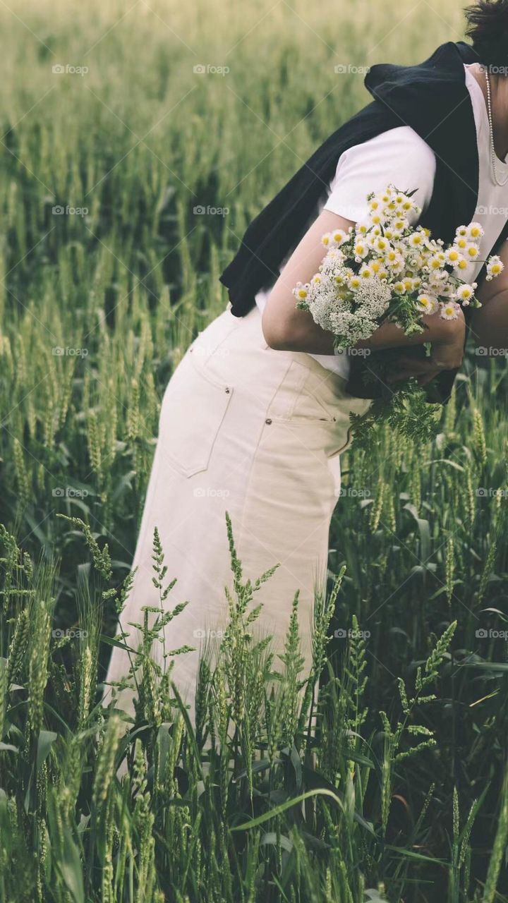 The wind at your fingertips and the wheat fields you've been to 🍃