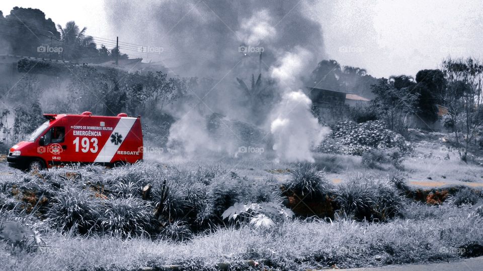 Viatura do Corpo de Bombeiros e fumaça.
