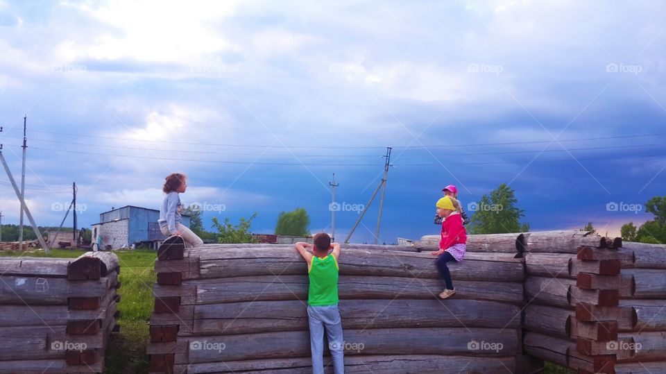 Это просто маленькие деревенские дети, которые видят, что приближается буря.